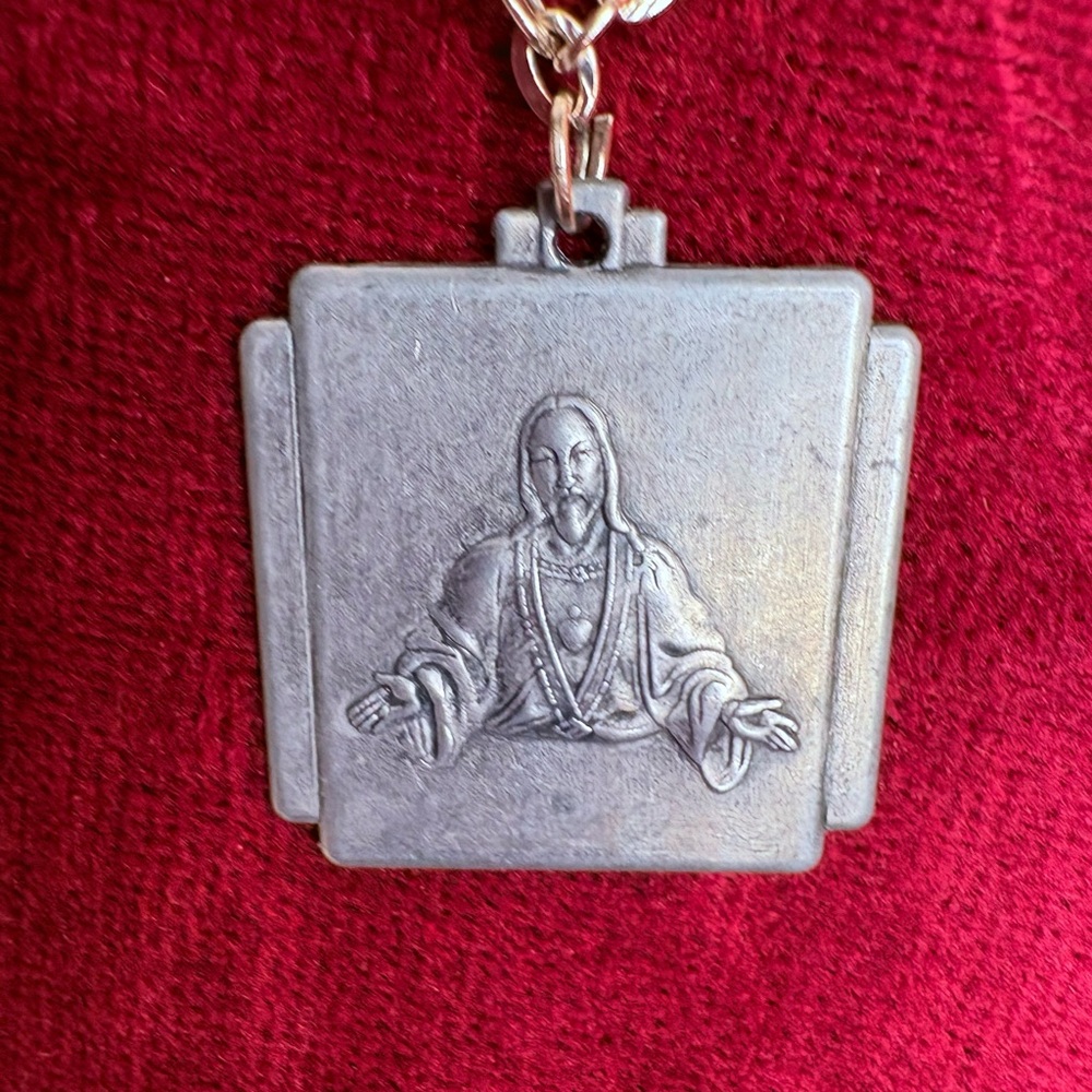 Vintage Religious Necklace Sacred Heart of Jesus - Picture 2 of 3